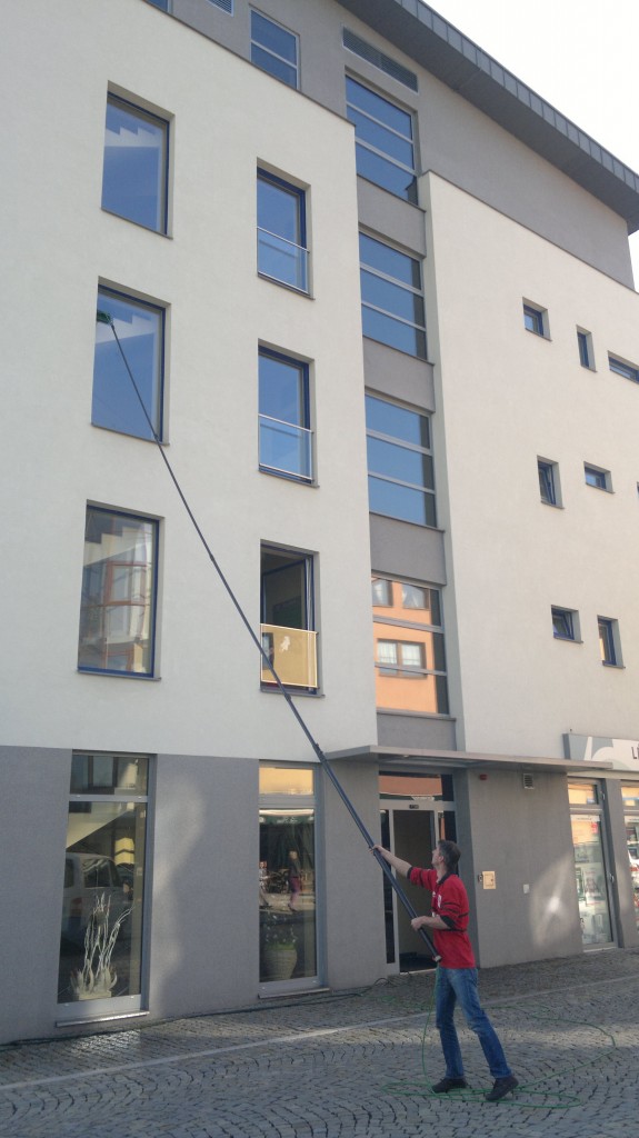 Čistící systém pro skleněné plochy, okna, fasády a solární panely